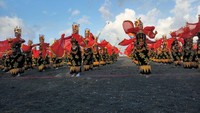 Foto: Ada 1.314 orang penari dan para pendukungnya tampil menari Gandrung di Pantai Boom, Banyuwangi. Bertema Seblang Lukinto, pertunjukan diwarnai gerak tari dan formasi memukau (Ardian Fanani/detikTravel)