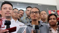 Nadine diperiksa oleh Polda Metro Jaya perihal film Azrax dan senjata api milik Gatot Brajamusti. Pool/Ismail/detikFoto.