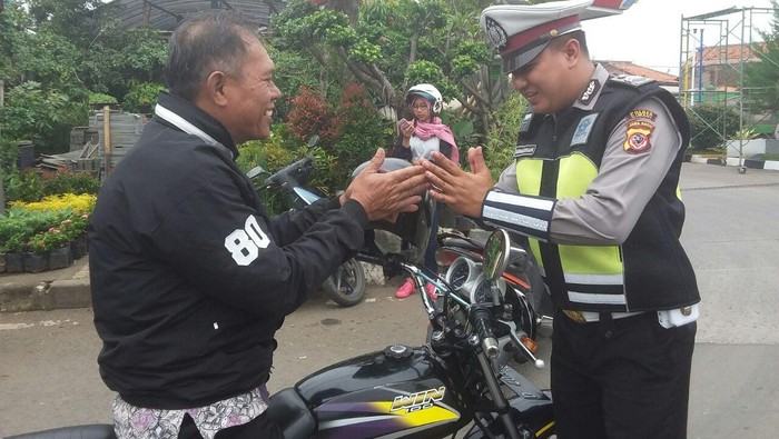 Hilangkan Kesan Sangar, Polantas Cimahi Turun Sapa Warga