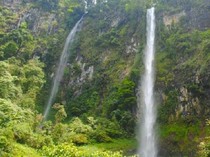 Video: Dua Wisatawan Tertimbun Tebing Longsor di Kawasan Curug Cileat Subang