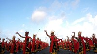 Foto: Selanjutnya, para penari menarikan tari Gandrung dengan formasi berbeda-beda. Berbagai formasi yang ditampilkan pun memukai para penonton (Ardian Fanani/detikTravel)
