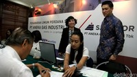 Vice President Director PT Aneka Gas Industri Tbk (AGI) Rachmat Harsono dan Finance Director AGI Nini Liemijanto menyaksikan langsung penawaran umum perdana saham (IPO) di Jakarta, Senin (19/9/2016).