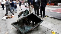 Ledakan terjadi di distrik Chelsea, Manhattan bagian barat, tepatnya di antara 23rd Street dan 6th Avenue pada Sabtu (17/9) malam sekitar pukul 20.30 waktu setempat. Penyidik meyakini ledakan itu dipicu sebuah peledak yang ditempatkan di dalam atau di dekat tempat pembuangan sampah. REUTERS/Justin Lane/Pool.
