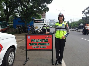 Hilangkan Kesan Sangar, Polantas Cimahi Turun Sapa Warga
