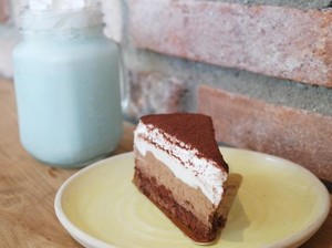Lucky Cat: Bersantai Menikmati Triple Choco Cake dan Seasalt Latte di Kafe yang Buka 24 Jam