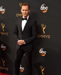 Tom Hiddleston Kesal Ditanyai Soal Taylor Swift