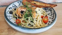 Salmon & Black Olive Spaghetti diberi potongan tomat ceri, irisan zaitun hitam dan capers. Pada permukaannya ada parutan parmesan, ikan salmon, dan garlic bread renyah. Spaghetti dominan gurih dengan jejak asam asin bila tergigit zaitun dan capers. Sementara ikan salmonnya lembut namun cenderung hambar.