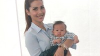 Nadia Mulya nampak menggendong putra ketiganya yang bernama Delmar Bevandimulya Mudijana. Pool/Gus Mun/detikFoto.
