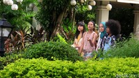 Selain Filipina, film yang berangkat dari novel terlaris The Naked Traveler itu juga syuting di Maldives dan tentu saja Indonesia.