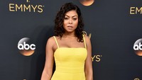 Taraji P Henson tampil simple dengan dress kuning. Alberto E. Rodriguez/Getty Images/detikFoto.
