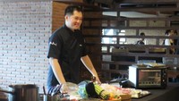 Akira Back Jakarta jadi tempat berlangsungnya cooking class pada Sabtu (17/9). Chef Andri Dyonisius, Corporate Chef Akira Back, berbagi rahasia membuat 4 menu gaya Asia kepada sekitar 50 peserta.