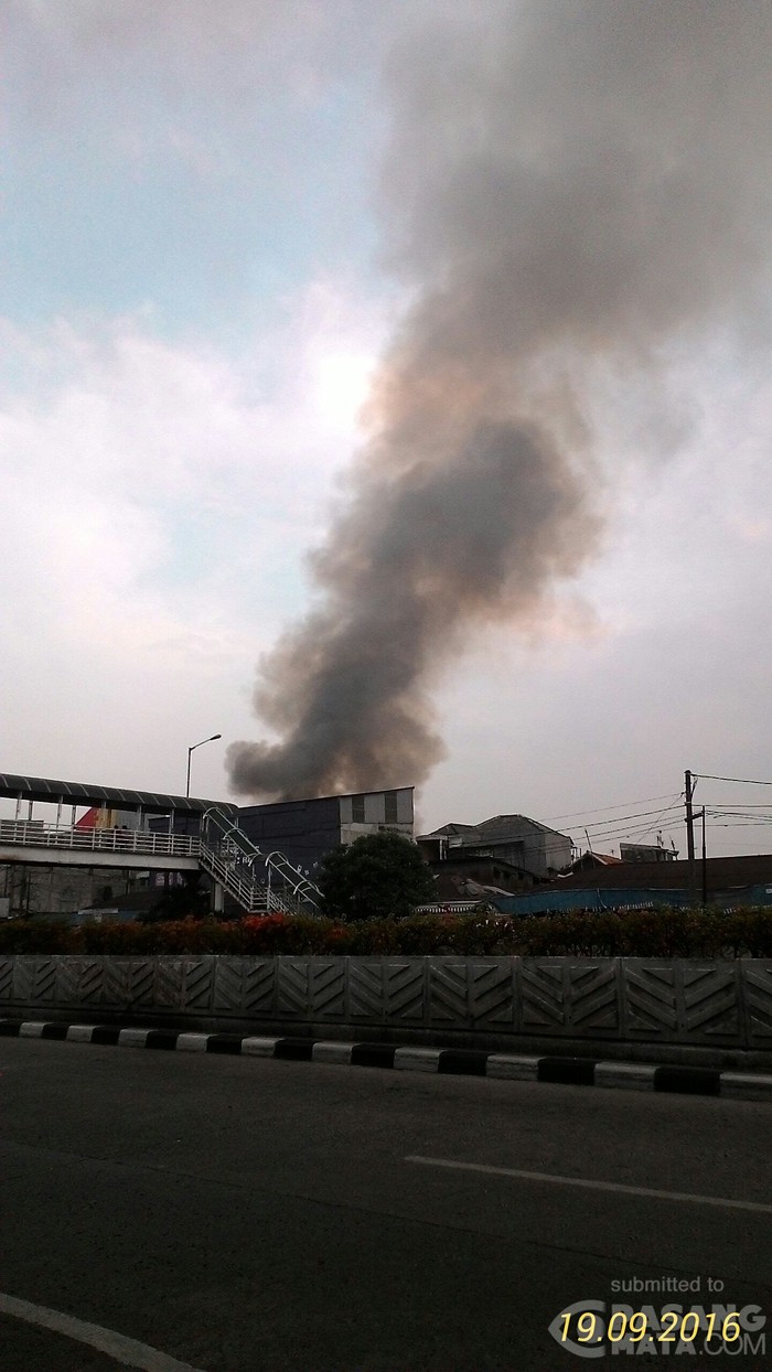 Ini Penampakan Pekatnya Asap Hitam Kebakaran Pasar Poncol