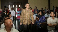 Kepala Badan Pengelola Keuangan dan Aset Daerah (BPKAD) DKI Heru Budi Hartono tiba di Pengadilan Tipikor, Jakarta, Senin (19/9/2016). Dia akan bersaksi di sidang kasus suap pembahasan Raperda terkait reklamasi.