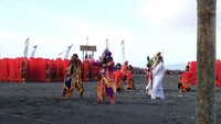 Foto: Penari Gandrung kemudian membentuk formasi menjadi benteng. Penari menutup diri dengan selendang merahnya. Para pendekar Blambangan tiba-tiba muncul dari benteng dan menyerang penjajah (Ardian Fanani/detikTravel)