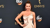 Bintang serial televisi Modern Family itu tampil dengan gaun ketat dari Versace. Alberto E. Rodriguez/Getty Images/detikFoto.