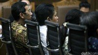 Heru Budi Hartono memberikan keterangan di hadapan majelis hakim.