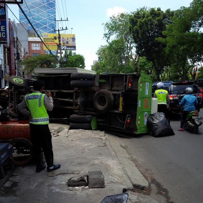 Terperosok Selokan, Truk Muat Gipsum Terguling