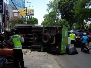 Terperosok Selokan, Truk Muat Gipsum Terguling