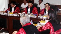 Agenda rapat yang dipimpin oleh Ketua BK DPD AM Fatwa ini adalah mendengar masukan terkait status tersangka Irman Gusman.