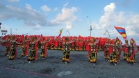 Foto: Tari Gandrung Sewu ini memang menjadi daya tarik bagi wisatawan untuk datang ke Banyuwangi. Menyaksikannya secara langsung pun benar-benar jadi pengalaman tak terlupa (Ardian Fanani/detikTravel)