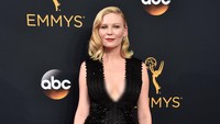 Kristen Dunst tampil seksi dengan dress hitam berbelahan rendah. Alberto E. Rodriguez/Getty Images/detikFoto.