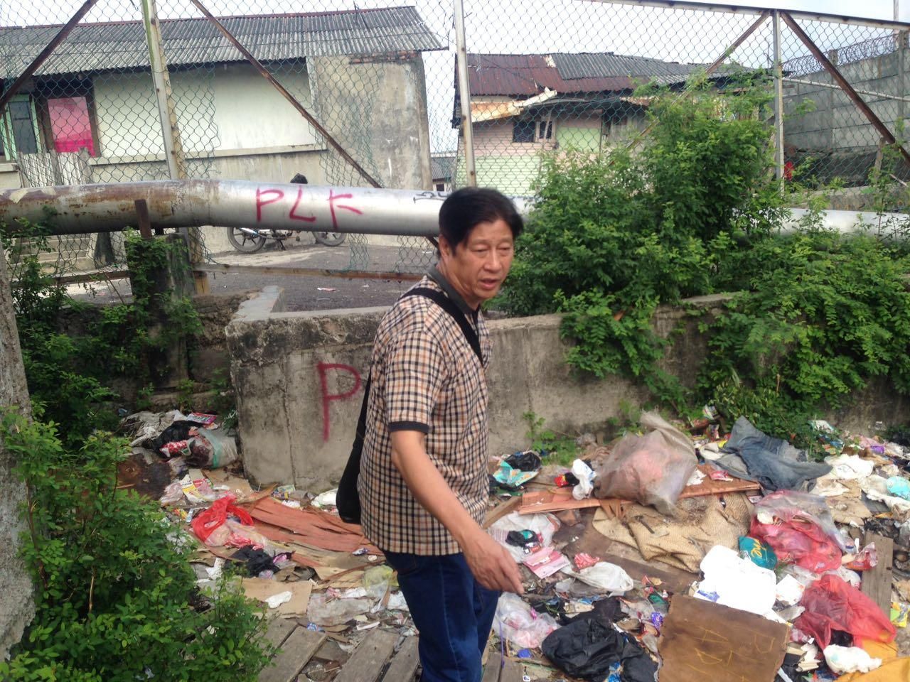 Ketua DPD PDIP DKI Ady Widjaja saat meninjau rumah Songa (dok. PDIP DKI)