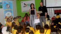 Melaney Ricardo bersama sang suami Tyson terlihat mengunjungi rumah Yayasan Anyo Indonesia (YAI). Pool/Gus Mun/detikFoto.