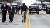 Sehari setelah ledakan mengguncang New York City, Amerika Serikat (AS), polisi memburu seorang pria yang terekam CCTV saat kejadian. REUTERS/Rashid Umar Abbasi.