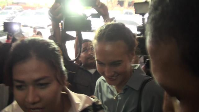 Nadine (berkalung emas) tiba di Polda Metro Jaya (Mei Amelia/detikcom)