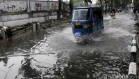Bajaj menerobos banjir.