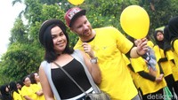 Melaney dan keluarga kecilnya berpose di depan kamera. Pool/Gus Mun/detikFoto.