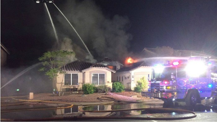 Sebuah Pesawat Menghantam Rumah di AS