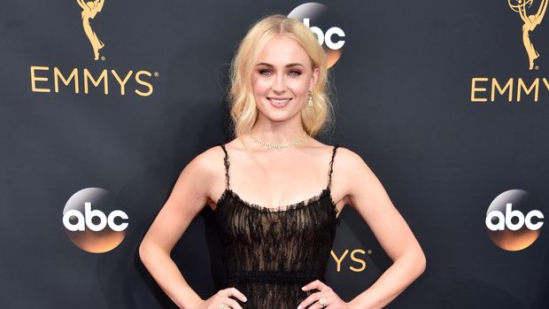 Sophie Turner di red carper Emmy Awards.
