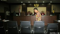 M Sanusi memasuki ruang sidang.