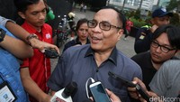 Mantan Dirjen Dukcapil Kemendagri, Irman keluar gedung KPK usai diperiksa sebagai saksi, Senin (19/9/2016).