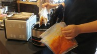 Daging lalu direndam dalam air bersuhu 60-68 derajat Celcius yang sudah ditempatkan dalam rice cooker. Lalu rice cooker ditutup. Teknik sous-vide a la rumahan ini bisa membuat kematangan daging tepat sasaran dan hasilnya bisa sama.
