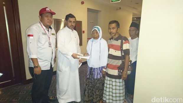 Pemberian santunan dari Hotel Dar Hady (Foto: Rachmadin Ismail/detikcom)