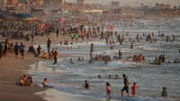 Foto: Liburan bagi warga Gaza di Palestina berarti saatnya pergi ke pantai. Pantai jadi satu-satunya destinasi liburan yang bisa dijangkau warga Gaza karena gratis (Nidal Al Mughrabi/Reuters)