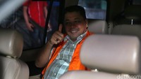 Bustami HS mengacungkan jempol dari dalam mobil tahanan KPK.