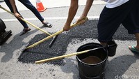 Memasuki musim penghujan banyak jalanan di Jakarta yang berlubang seperti yang terlihat di kawasan Otista Raya, Jakarta Timur.
