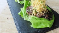 Bulgogi Lettuce Wrap juga diberi garnish potongan tipis kentang goreng yang renyah. Perpaduan ini begitu nikmat.