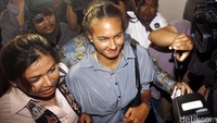 Putri Indonesia 2005 ini tidak menjawab pertanyaan wartawan. Sambil menerobos kerumunan wartawan, wanita cantik ini hanya melempar senyuman kepada para pewarta yang sedari pagi menunggunya.