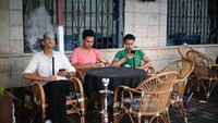 Foto: Bagi anak muda, bersantai di kafe-kafe atau restoran jadi pilihan untuk liburan. Rata-rata dari mereka masih pengangguran, karena tingkat pengangguran di Gaza cukup tinggi, mencapai 42% penduduk (Nidal Al Mughrabi/Reuters)