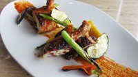 Ayam yang sudah dibakar di atas arang lalu dihias aneka sayuran panggang. Tampilannya pun makin menarik.