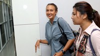 Nadine didampingi pengacaranya dan asistennya.