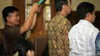 Heru Budi Hartono bersama beberapa saksi lainnya disumpah.