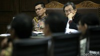 M Sanusi menyimak keterangan saksi.