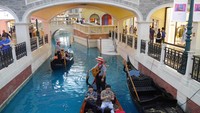 Foto: Kalau mau menyusuri kanal, tiketnya bisa dibeli di Boutique di Gondola dan Emporio di Gondola. Tak sulit mencari kedua toko tersebut karena letaknya di pinggir kanal (Kurnia/detikTravel)