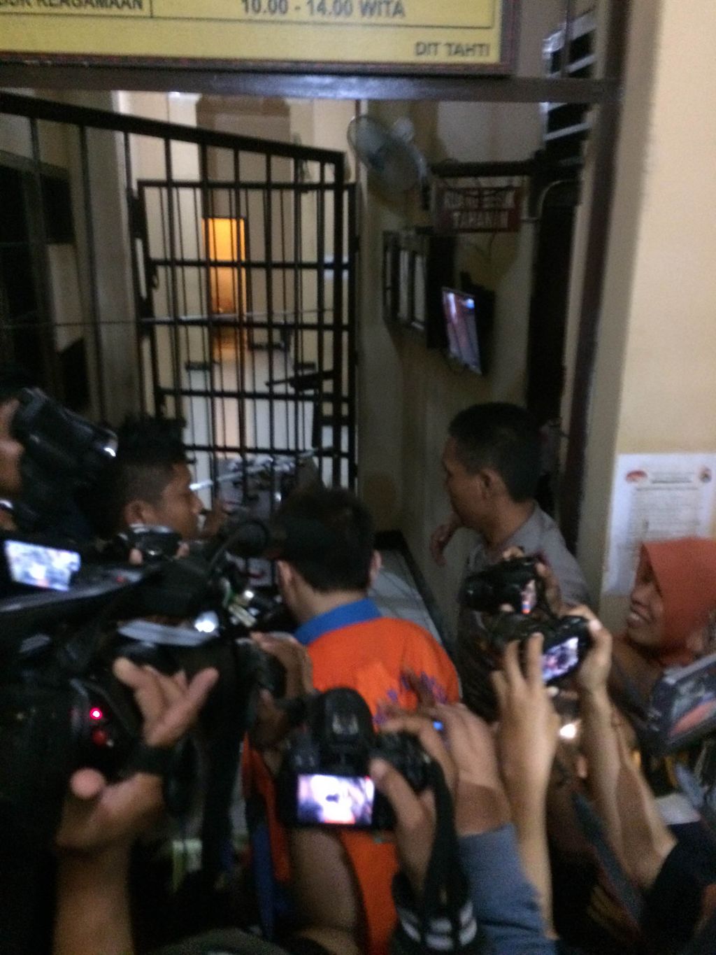 Foto: Gatot Brajamusti usai diperiksa (Masaul/detikcom)