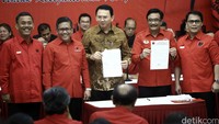 Ahok dan Djarot menunjukkan kontrak politik yang telah ditandatangani.
